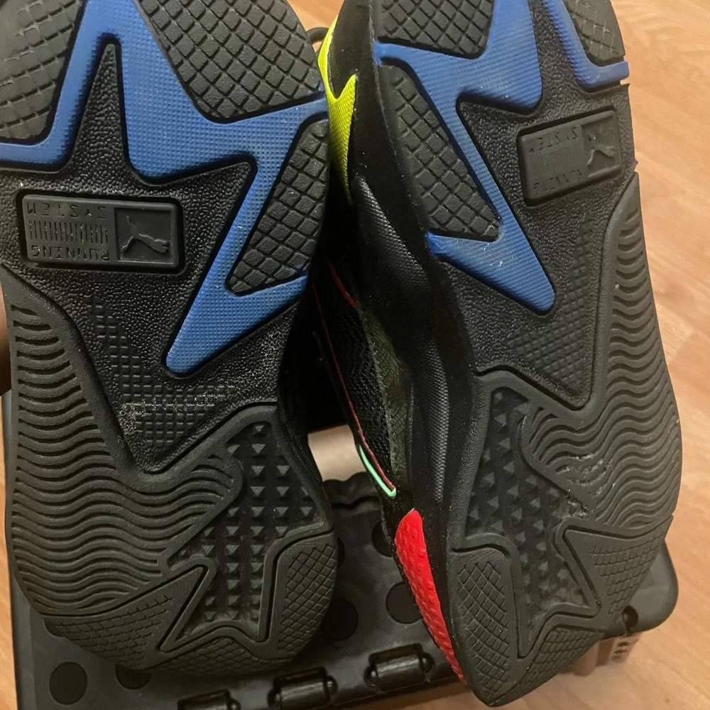 Size 4 youth Puma Black multi colored good condition - Picture 4 of 4